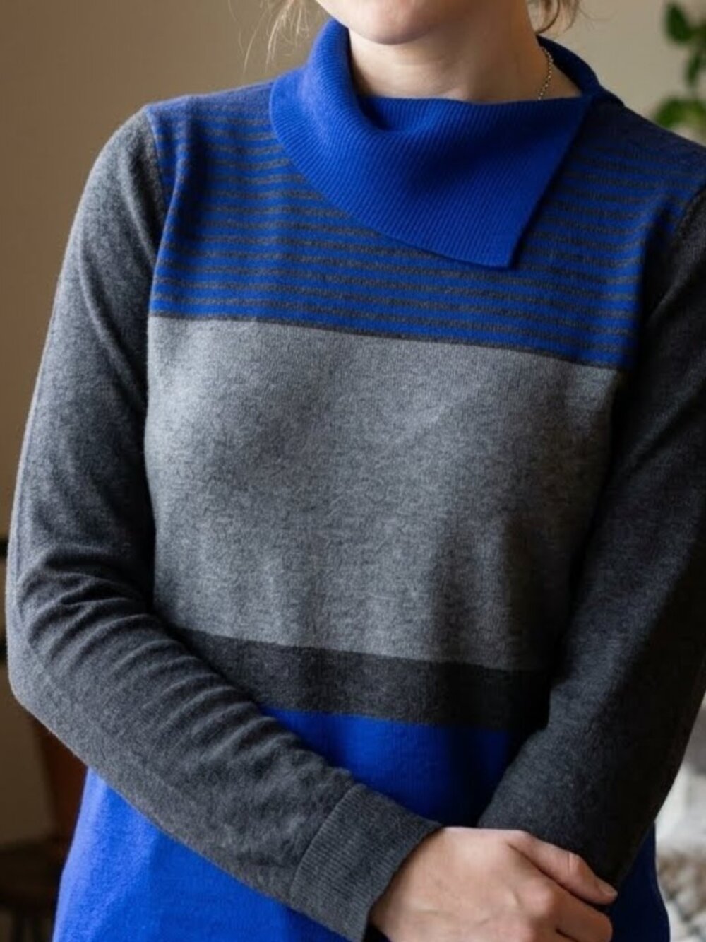 Laura Women's Split Knit Turtleneck Thin Sweater Gray Blue Colorblock Size M
